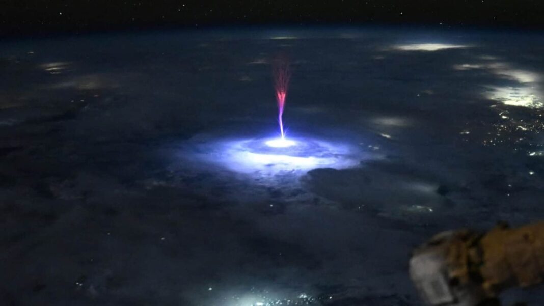 O céu da Austrália ofereceu um espetáculo improvável na noite de 23 de novembro (Foto: X)