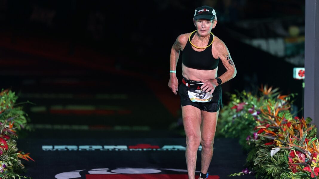 A norte-americana Natalie Grabow, de 80 anos, entrou para a história ao se tornar a mulher mais velha a completar o Campeonato Mundial de Ironman, realizado no Havaí (Foto: X)