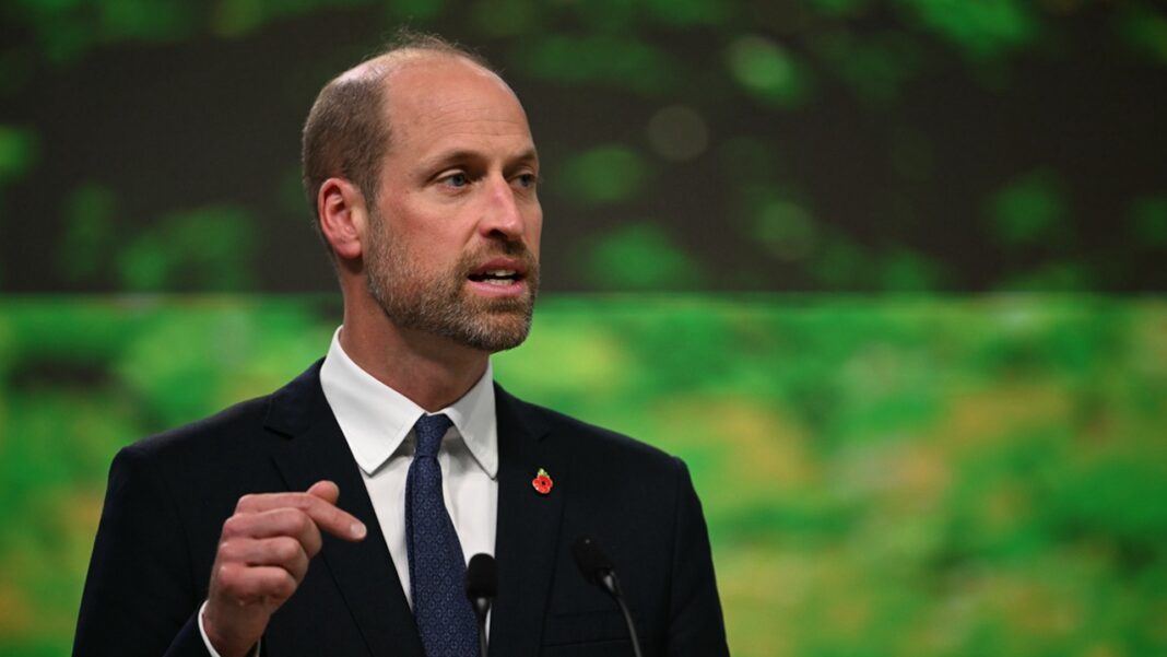 Durante sua passagem pelo Brasil, o príncipe William chamou atenção não apenas pelos compromissos oficiais e pelo discurso no Prêmio Earthshot 2025, mas também por um discreto detalhe que carrega forte peso histórico: o broche vermelho em formato de flor preso à lapela (Foto: X)