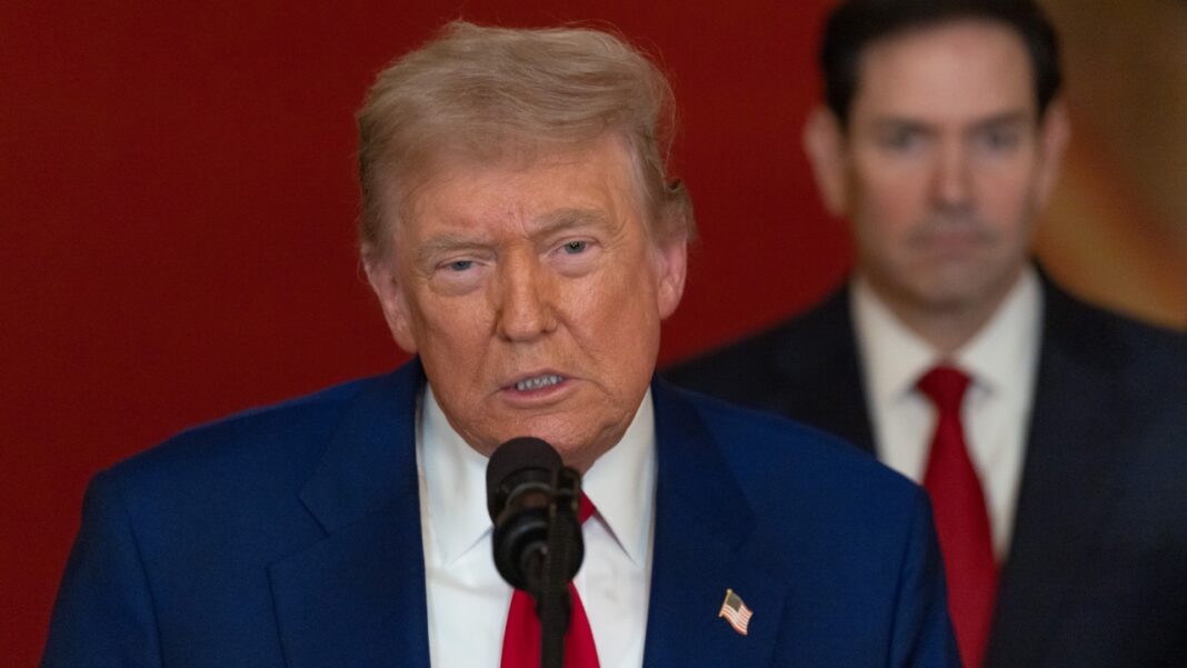 O governo do presidente Donald Trump adotou uma nova diretriz que pode restringir a entrada de pessoas com doenças crônicas, incluindo obesidade e diabetes, nos Estados Unidos (Foto: X)