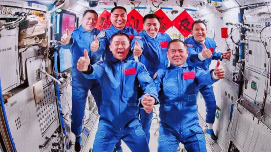 O que deveria ser uma simples troca de equipes na estação espacial chinesa Tiangong acabou se transformando em um novo período de isolamento para a tripulação recém-chegada (Foto:X)