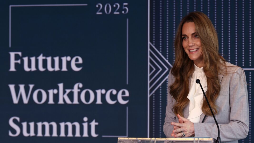 Kate Middleton voltou aos holofotes públicos nesta terça-feira (18), em Londres, ao participar de um encontro dedicado ao futuro da força de trabalho e ao desenvolvimento infantil (Foto: X)
