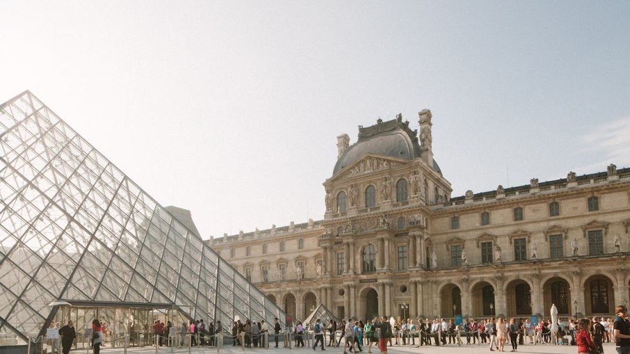 O Museu do Louvre anunciou nesta segunda-feira (17) o fechamento temporário da Galeria Campana, um conjunto de nove salas que abriga parte importante da coleção de cerâmicas da Grécia Antiga (Foto: X)