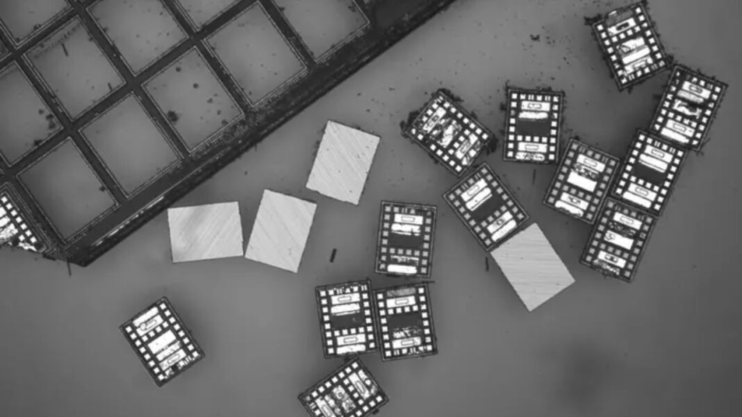 Pesquisadores norte-americanos deram um passo significativo na evolução da robótica ao apresentar microrrobôs capazes de operar de forma totalmente autônoma, mesmo em dimensões microscópicas (Foto: X)
