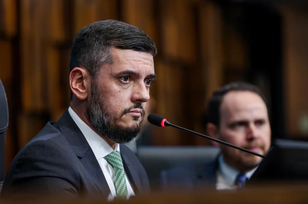 A ofensiva da Polícia Federal contra articulações de grupos criminosos no Rio de Janeiro levou, nesta quarta-feira (3/12), à prisão preventiva do deputado Rodrigo Bacellar (União Brasil), presidente da Assembleia Legislativa fluminense (Foto: X)