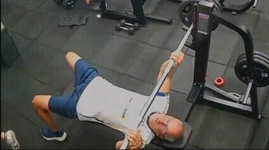 Ronald José Salvador Montenegro, de 55 anos, morreu após um acidente enquanto fazia supino em uma academia em Olinda (PE) (Foto: X)