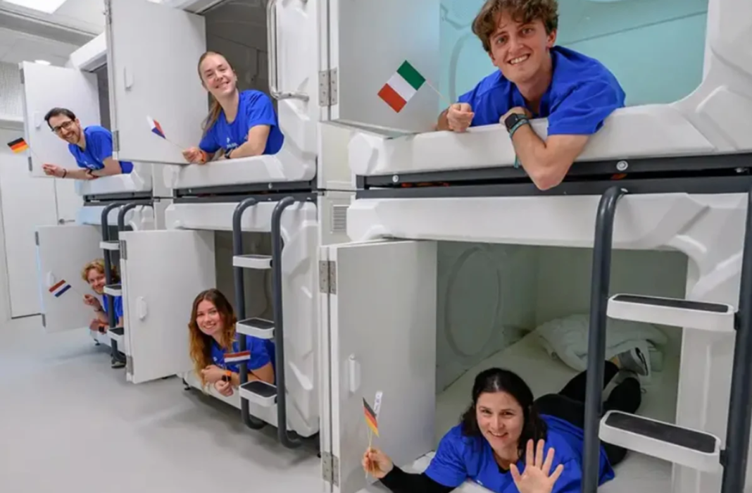 O Centro Aeroespacial Alemão (DLR) abriu inscrições para um experimento inédito que promete reproduzir, com alto grau de rigor, a rotina de astronautas em missões de longa duração (Foto: X)