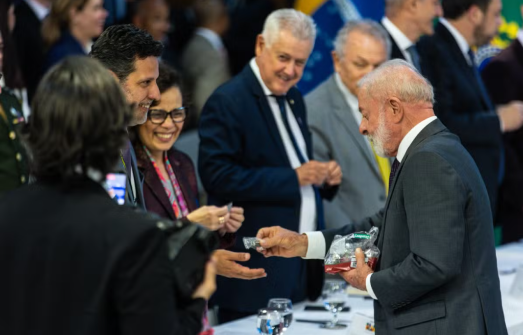 O presidente Luiz Inácio Lula da Silva (PT) recorreu ao bom humor para amenizar o atraso na abertura da 6ª reunião do Conselho Nacional de Ciência e Tecnologia (CCT), realizada na tarde desta quinta-feira (4/12), no Palácio do Planalto (Foto:X)