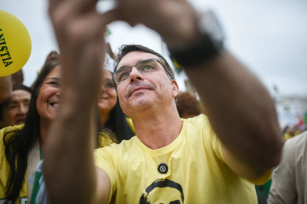 O anúncio de que Flávio Bolsonaro (PL-RJ) será o nome do Partido Liberal na disputa pela Presidência em 2026 repercutiu imediatamente no Palácio do Planalto (Foto: X)