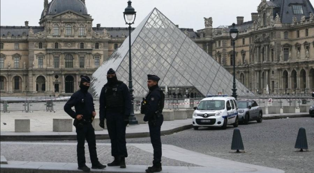 Um relatório conduzido pelo Ministério da Cultura da França trouxe novas luzes — e muitas sombras — sobre o ousado roubo às joias da coroa no Museu do Louvre, ocorrido em 19 de outubro (Foto: X)
