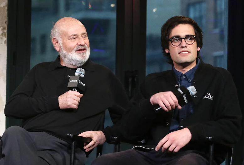 O filho do cineasta Rob Reiner foi preso nesta segunda-feira (15/12) sob suspeita de envolvimento na morte do próprio pai e da madrasta, Michelle Singer Reiner. (Foto: X)