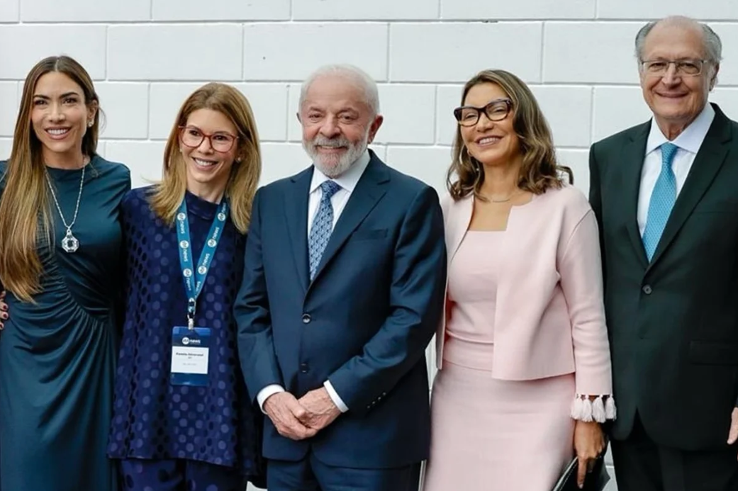 A presidente do SBT, Daniela Abravanel Beyruti, se pronunciou nesta segunda-feira (15/12) após a repercussão envolvendo o cantor Zezé Di Camargo, que anunciou o rompimento com a emissora em razão da presença do presidente Luiz Inácio Lula da Silva no evento de lançamento do SBT News (Foto: X)