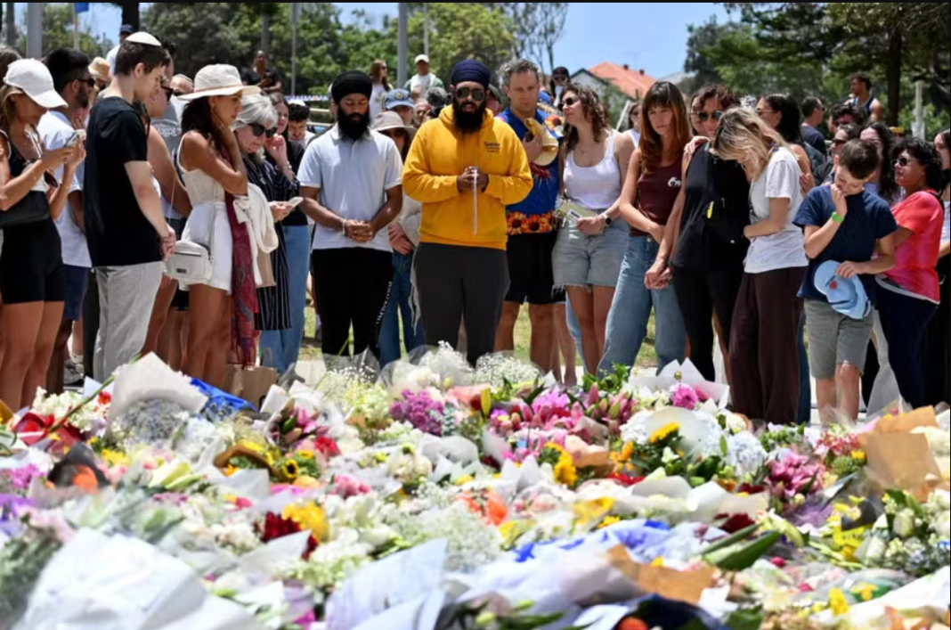 O australiano Naveed Akram, de 24 anos, voltou a ter consciência após quase dois dias em coma e agora responderá formalmente por uma série de crimes ligados ao atentado terrorista que chocou Sydney no último fim de semana (Foto: X)
