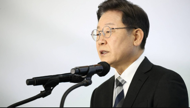 O presidente da Coreia do Sul, Lee Jae Myung, pediu que seu governo analise a possibilidade de ampliar a cobertura do sistema público de saúde para tratamentos contra a queda de cabelo (Foto: X)