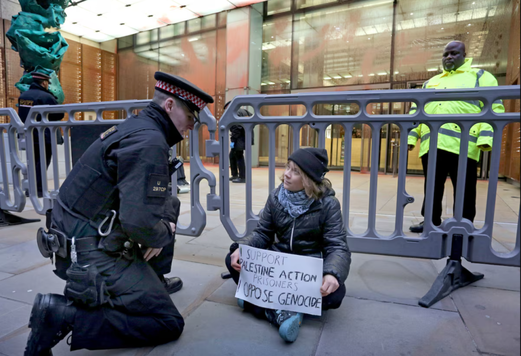 A ativista ambiental Greta Thunberg foi detida nesta terça-feira (23) durante um protesto pró-Palestina realizado em Londres (Foto: X)