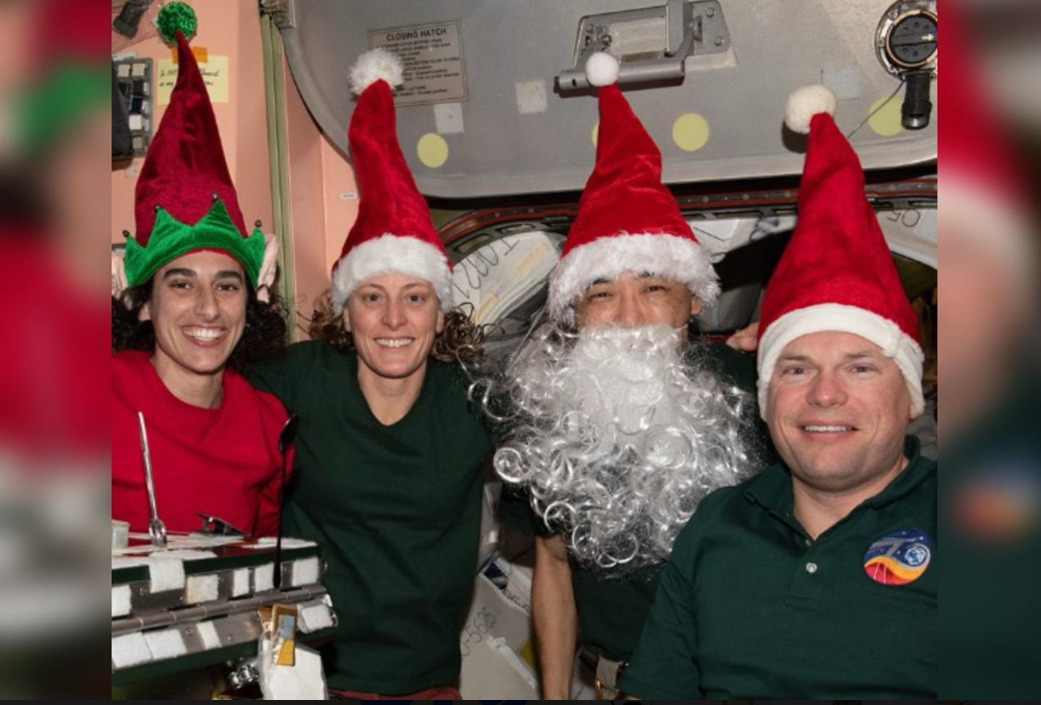 Mesmo a centenas de quilômetros do planeta, o Natal não passa despercebido no espaço (Foto: X)