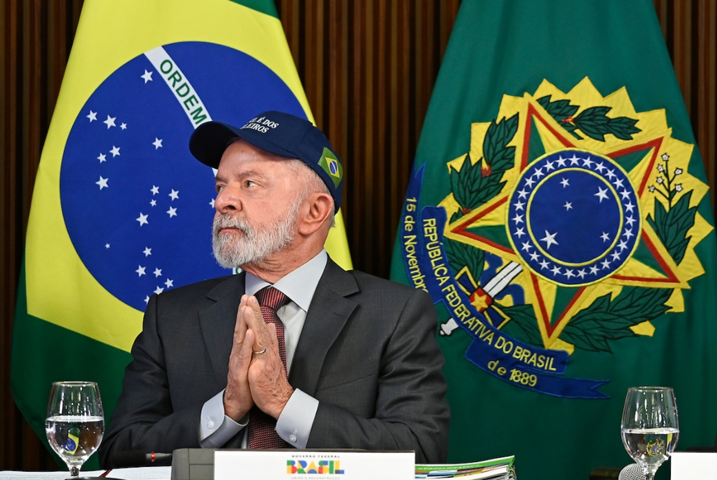 O terceiro ano do mandato do presidente Luiz Inácio Lula da Silva foi marcado por uma equação delicada: transformar promessas em resultados enquanto administrava crises políticas internas e um conflito comercial internacional de grandes proporções (Foto:X)