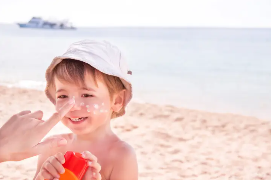 Um episódio registrado em uma praia de Balneário Camboriú reacendeu o debate sobre os cuidados necessários com bebês e crianças pequenas durante o verão (Foto: X)