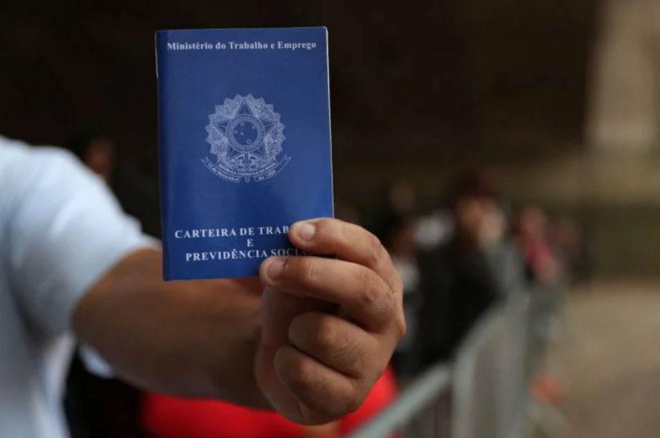 Além do desemprego em mínima histórica, o número de brasileiros ocupados alcançou um novo recorde: 103 milhões de pessoas estavam trabalhando no período analisado (Foto: X)