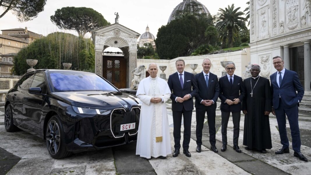 O Vaticano acrescentou mais um veículo elétrico à sua frota. Durante uma cerimônia em Roma, o CEO global da BMW, Oliver Zipse, entregou ao Papa Leão XIV um BMW iX xDrive60, utilitário esportivo totalmente elétrico que agora figura entre as opções de transporte oficial do chefe da Igreja Católica (Foto: X)