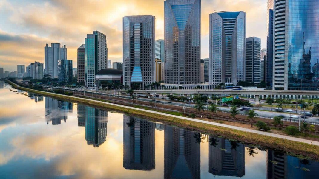 São Paulo aparece no topo do ranking de apostas premiadas da Mega-Sena não por um alinhamento raro de estrelas, mas por um fator bem mais concreto: escala (Foto: X)