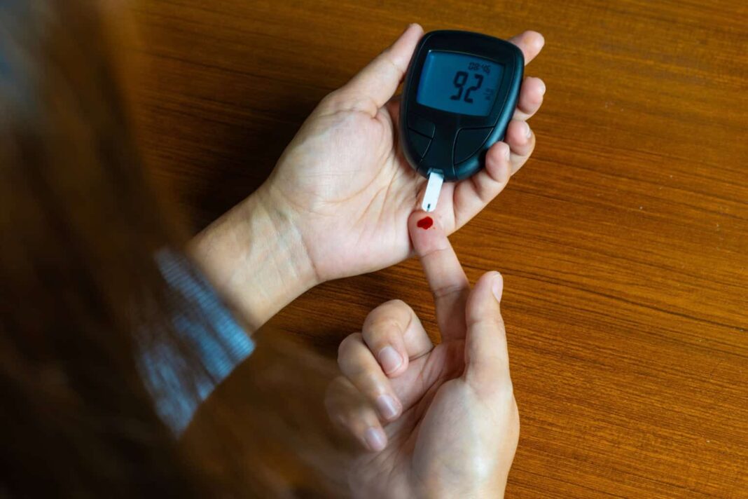 O dispositivo, segundo seus criadores, atua em duas frentes: o látex estimula a formação de novos vasos sanguíneos, enquanto o LED ativa células da pele, favorecendo a regeneração dos tecidos (Foto: X)