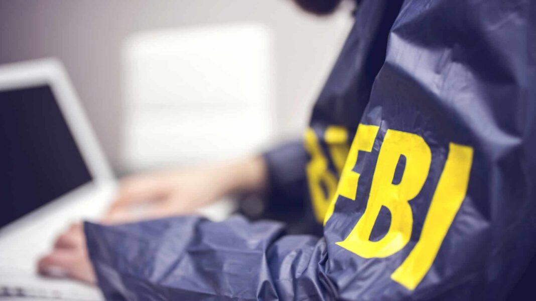 O FBI emitiu um comunicado urgente sobre uma tática criminosa que está se espalhando nos Estados Unidos: fraudadores estão manipulando fotos retiradas de redes sociais para simular provas de sequestro e chantagear familiares (Foto: X)