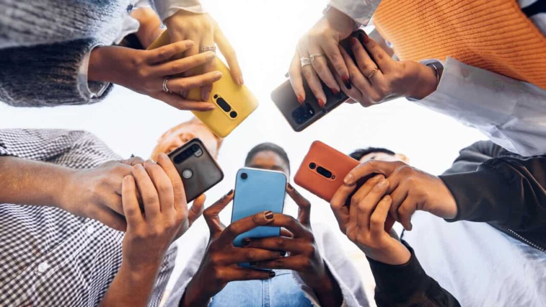 Reportagem da National Geographic mostra que esse movimento combina hábitos offline com ferramentas que limitam o consumo digital, criando uma espécie de “higiene mental” voltada à convivência com a tecnologia — não à rejeição dela (Foto: X)