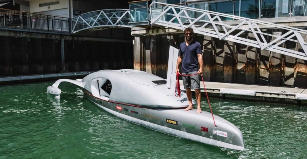 O ciclista britânico Paul Spencer quer transformar uma pergunta improvável em plano de viagem: se a ideia é “pedalar ao redor do mundo”, por que aceitar que metade do trajeto seja feita de avião? A resposta dele vem em forma de engenharia e teimosia (Foto: X)