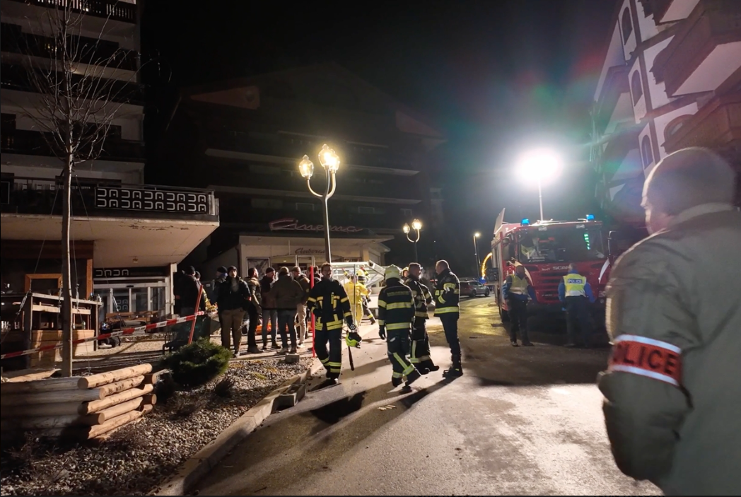 Uma explosão seguida de incêndio transformou a celebração de Ano Novo em tragédia na madrugada de quinta-feira (1º), na estação de esqui de Crans-Montana, no sul da Suíça (Foto: X)