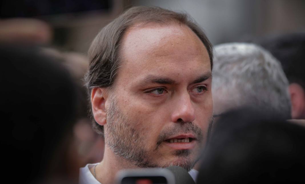 O ex-vereador Carlos Bolsonaro voltou a criticar publicamente o presidente Luiz Inácio Lula da Silva por decisões adotadas na política externa desde o início do atual mandato (Foto: X)