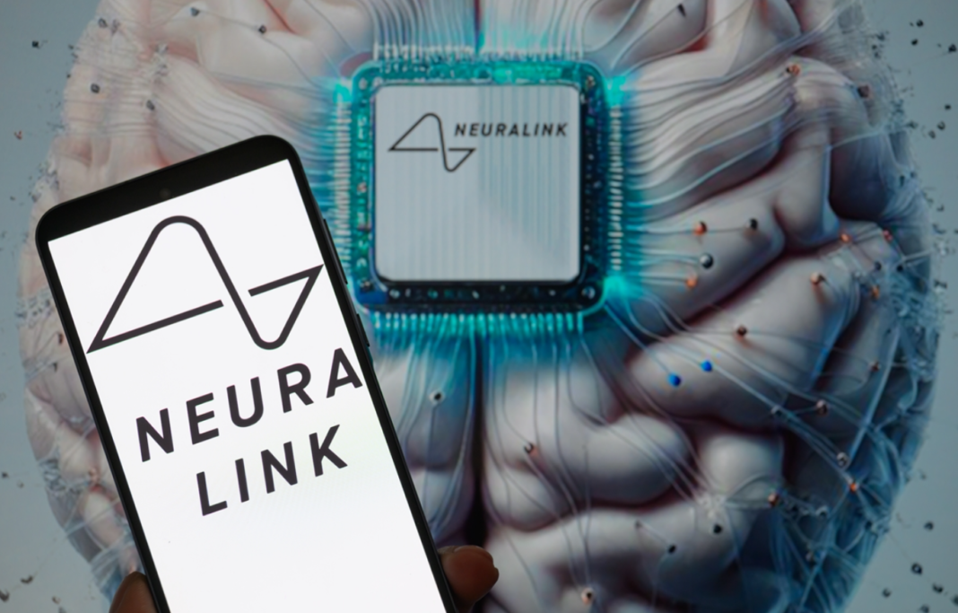 O empresário Elon Musk afirmou que a Neuralink iniciará, em 2026, a produção em larga escala de seus chips cerebrais (Foto: X)