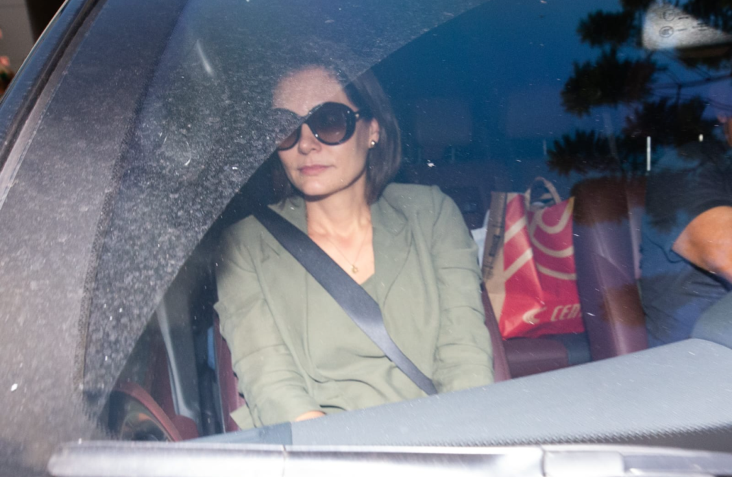 A ex-primeira-dama Michelle Bolsonaro esteve nesta terça-feira (6) na Superintendência da Polícia Federal, em Brasília, para visitar o marido, o ex-presidente Jair Bolsonaro, que cumpre pena no local após condenação relacionada à tentativa de ruptura institucional (Foto: X)