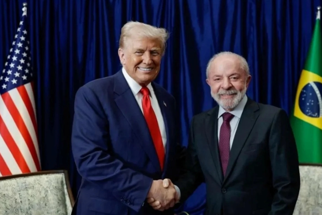 Apesar de a relação entre Luiz Inácio Lula da Silva e Donald Trump ser descrita por interlocutores como funcional e marcada por “boa química”, integrantes do Palácio do Planalto passaram a tratar com maior cautela o cenário eleitoral brasileiro de 2026 (Foto: X)