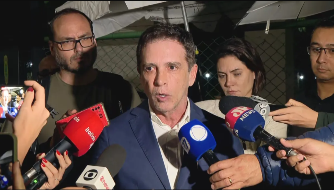 O ex-presidente Jair Bolsonaro apresentou apatia, tontura e uma discreta queda da pálpebra esquerda após sofrer uma queda durante a madrugada desta terça-feira (6), enquanto estava em seu quarto na Superintendência da Polícia Federal, em Brasília (Foto: X)