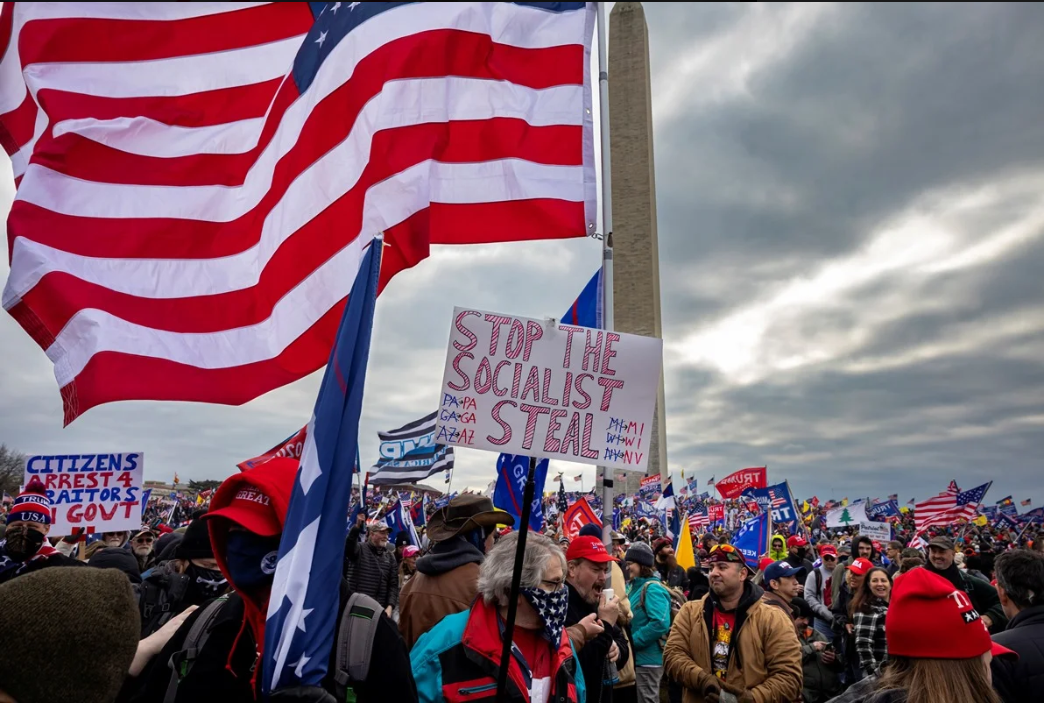 O governo do presidente Donald Trump lançou um site oficial com uma narrativa própria sobre os acontecimentos de 6 de janeiro de 2021, data em que apoiadores do republicano invadiram o Capitólio dos Estados Unidos durante a sessão que certificava a vitória eleitoral de Joe Biden (Foto: X)