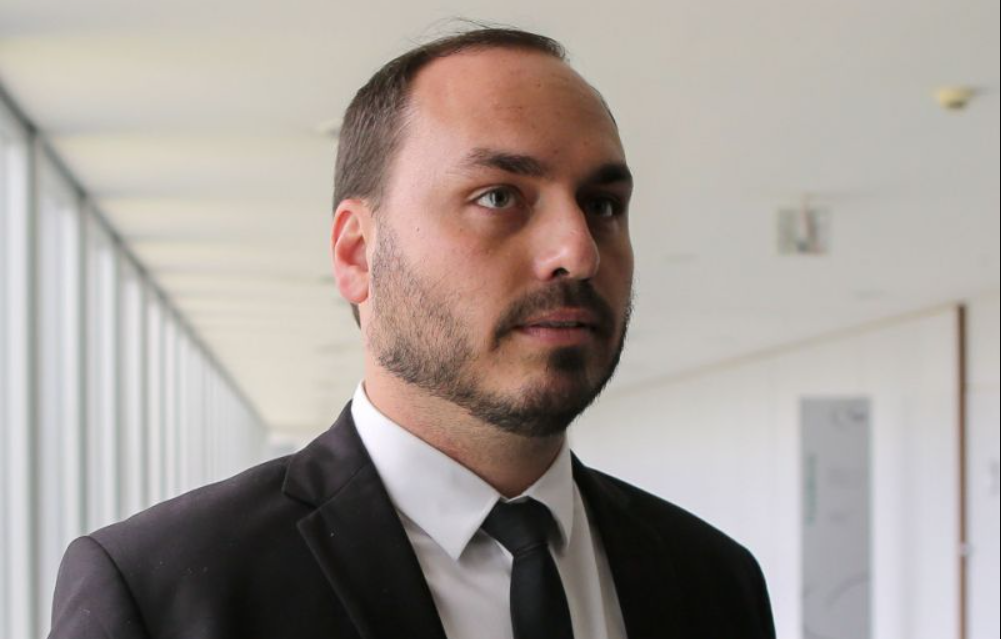 No dia em que os atos de 8 de janeiro de 2023 completam três anos, o ex-vereador Carlos Bolsonaro voltou a se posicionar publicamente sobre o episódio (Foto: X)
