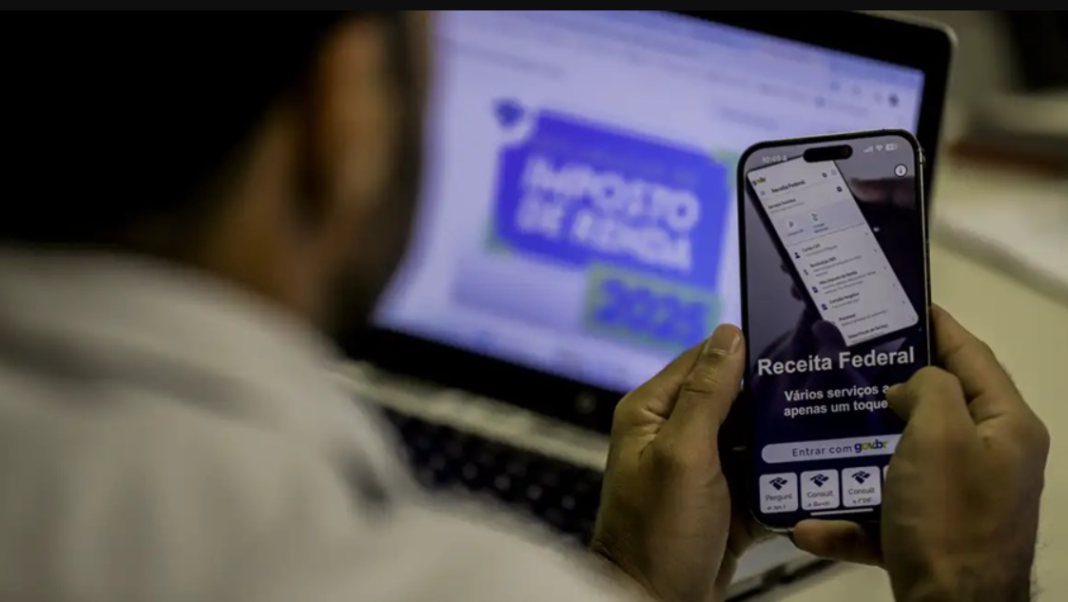 Com a lei aprovada pelo Congresso Nacional e sancionada por Lula, ficam livres do imposto os trabalhadores com renda mensal de até R$ 5 mil. Já quem recebe até R$ 7.350 passa a contar com descontos graduais na alíquota, reduzindo o valor pago ao Fisco (Foto: X)