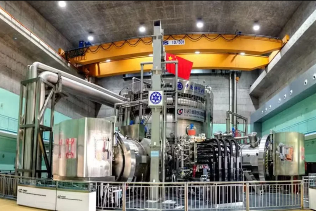 Pesquisadores chineses deram um passo relevante na corrida global pela fusão nuclear ao demonstrar que o chamado “sol artificial” do país consegue operar de forma estável em condições consideradas críticas para esse tipo de tecnologia (Foto: X)