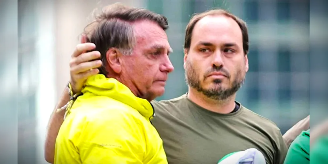 O ex-vereador Carlos Bolsonaro afirmou nesta quinta-feira (15) que considera “inacreditável” a situação do pai, o ex-presidente Jair Bolsonaro, após visitá-lo no 19º Batalhão da Polícia Militar do Distrito Federal, conhecido como Papudinha (Foto: X)