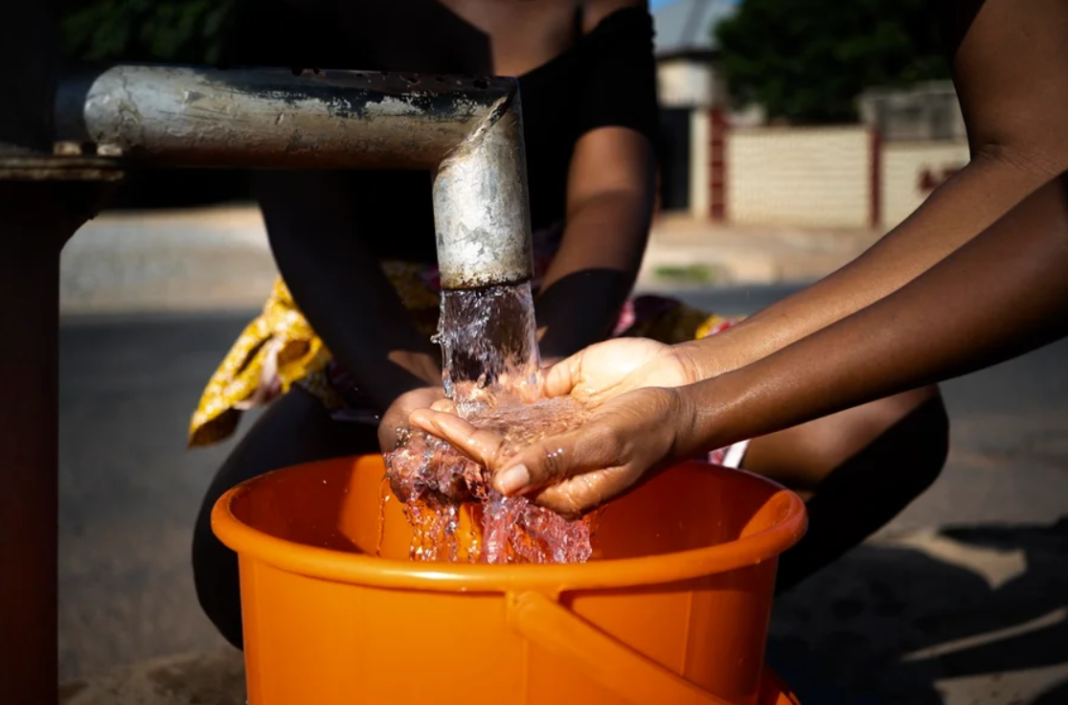O mundo atravessa um estágio inédito de escassez de água doce que já não pode ser tratado como crise temporária (Foto: X)