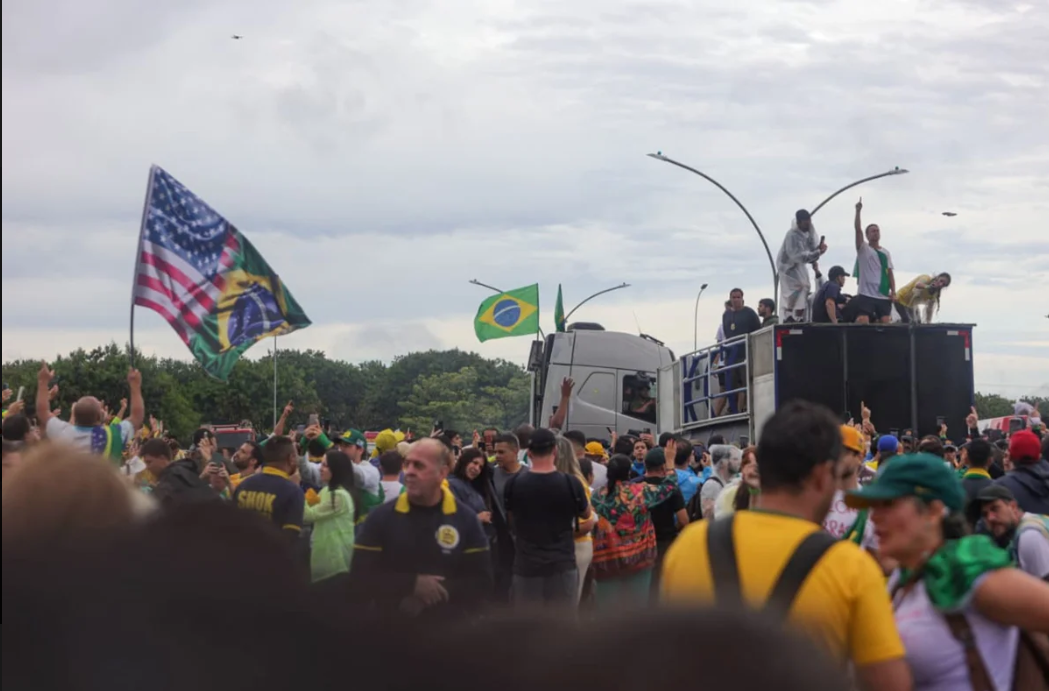 O deputado federal Nikolas Ferreira (PL-MG) encerrou neste domingo (25) a chamada Caminhada pela Liberdade, em Brasília, com um discurso marcado por críticas políticas e uma oração coletiva (Foto: X)