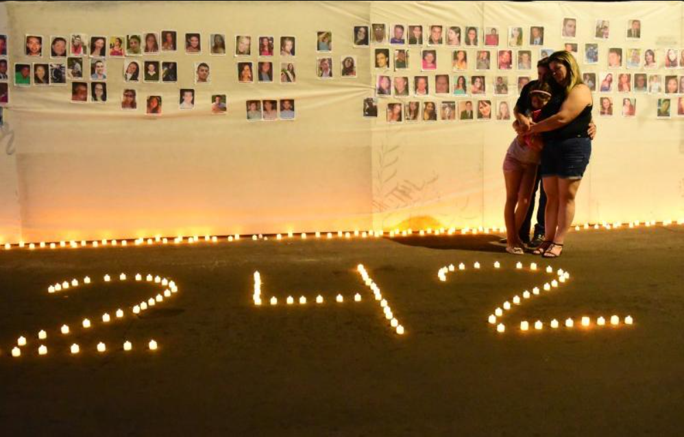 O dia 27 de janeiro voltou a carregar silêncio, velas e memória em Santa Maria, no interior do Rio Grande do Sul (Foto: X)