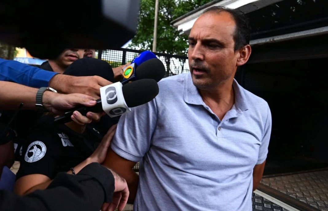 O apartamento onde morava o síndico Cléber Rosa de Oliveira, preso por suspeita de matar a corretora Daiane Alves de Souza, foi invadido e destruído nesta quarta-feira (28), em Caldas Novas (Foto: X)