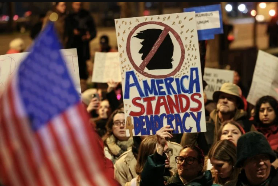 Ativistas e organizações civis convocaram uma greve nacional nos Estados Unidos para esta sexta-feira (30), em protesto contra as operações do Immigration and Customs Enforcement (ICE) (Foto: X)