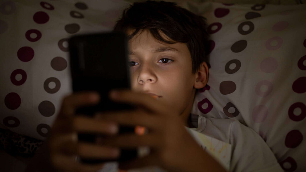 A iniciativa reflete uma preocupação crescente dentro do governo britânico com os impactos do uso intenso de celulares e aplicativos sobre a atenção, o aprendizado e a saúde mental de crianças e jovens (Foto: X)