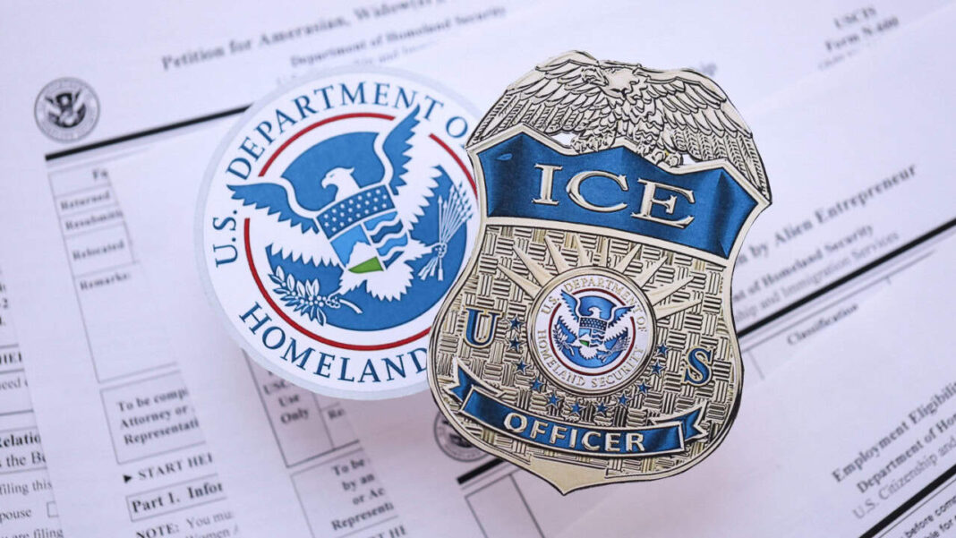 A agência de imigração dos Estados Unidos, Immigration and Customs Enforcement (ICE), passou a operar com o maior orçamento entre as forças policiais federais após a aprovação de uma lei em 2025 (Foto: X)
