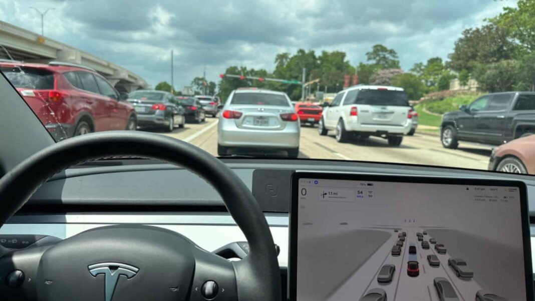 A Tesla vai deixar de vender o Full Self-Driving (FSD) como produto de compra única e passará a oferecer o pacote apenas por assinatura mensal para novos clientes a partir de 14 de fevereiro de 2026, segundo anúncio feito por Elon Musk (Foto: X)