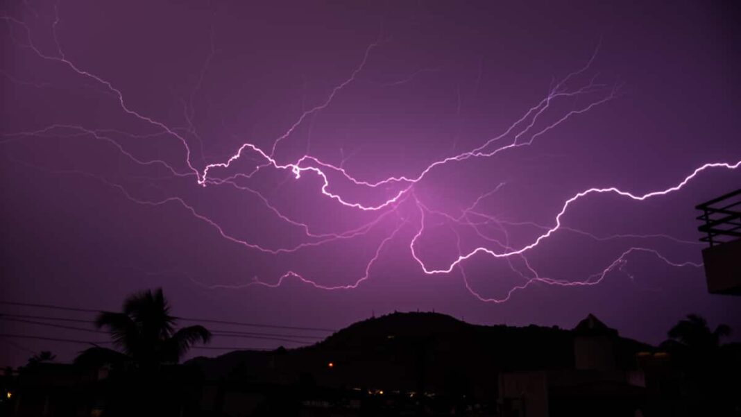 Os raios se formam a partir da atração entre cargas elétricas opostas, podendo ocorrer tanto entre nuvens quanto entre a nuvem e o solo (Foto: X)