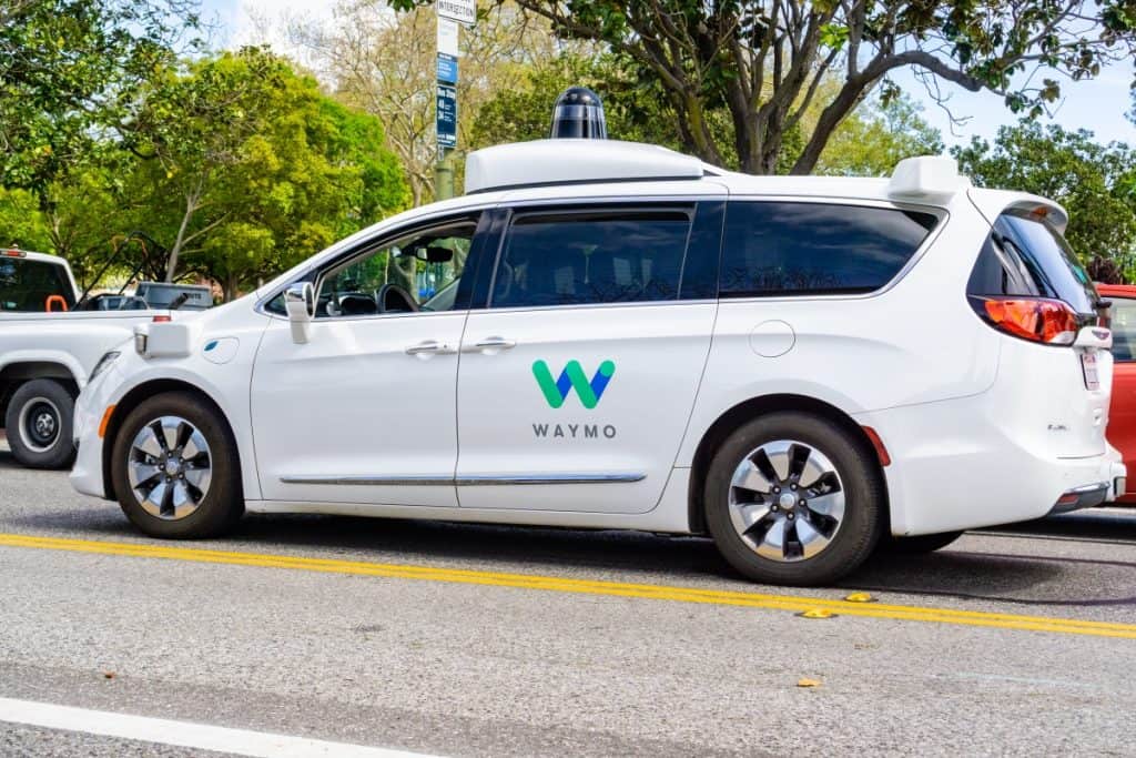 Um veículo autônomo operado pela Waymo atropelou uma criança nas imediações de uma escola primária em Santa Monica, na Califórnia, nos Estados Unidos (Foto: X)